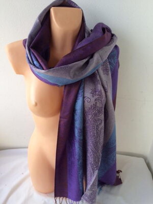 Pashmina v mnoha barvách.